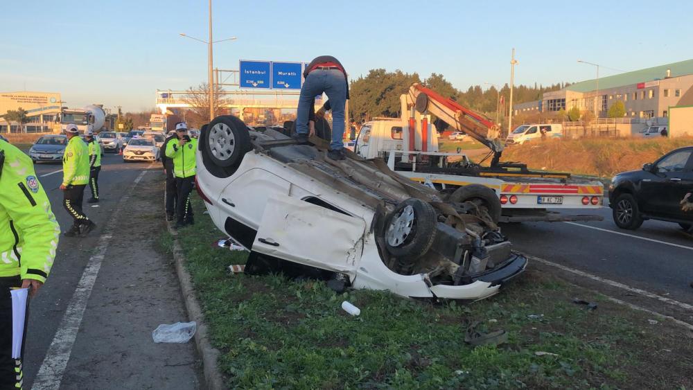 Refüje çarparak devrilen otomobildeki 3 kişi yaralandı