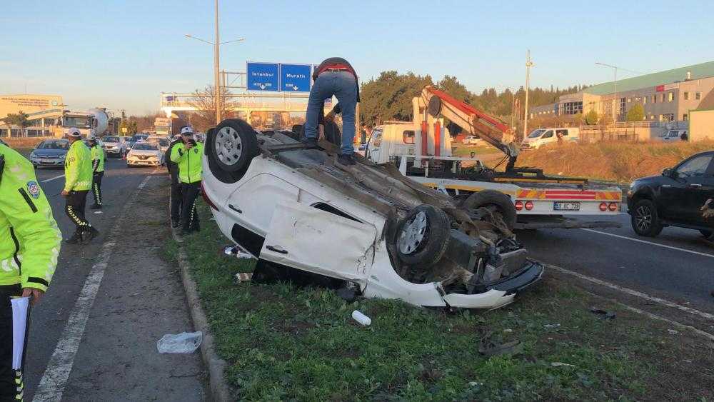 Refüje çarparak devrilen otomobildeki 3 kişi yaralandı